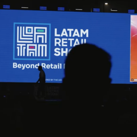 latam retail show projetado em telão no palco do evento